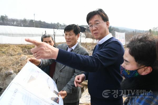 [크기변환]사본 -95.市 경로당 순시 마친 이민근 안산시장… 현장 현안 해결에 초점(이민근 시장이 지난 2월 6일 반월동을 방문해 주민불편사항을 듣고 해결방안을 모색하고 있다.).jpg