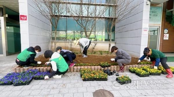 [크기변환]사본 -12_평택시_서정동_새마을부녀회_새봄맞이_봄꽃_심기.jpg