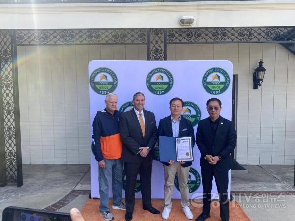 [크기변환]사본 -1-2. 용인특례시 민간경제교류사절단이 미국 북오렌지카운티 상공회의소를 방문해 관계자들과 기념촬영을 하고 있다.jpg