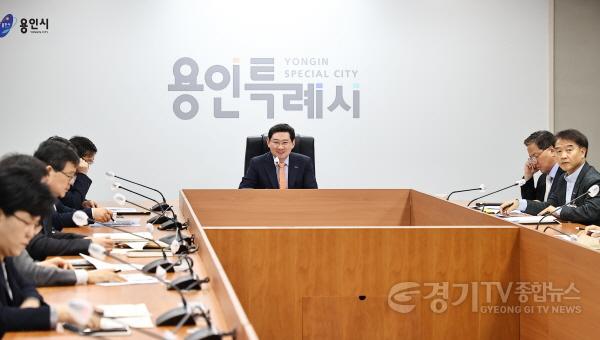 [크기변환]사본 -이상일 용인특례시장이 3월 27일 시청 영상회의실에서 간부공무원회의를 주재하고 있다 2.jpg
