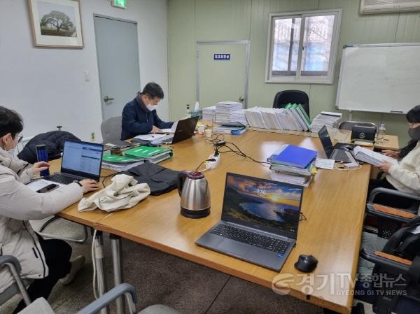 [크기변환]사본 -3. 공동주택관리 전문감사관의 감사 모습 (1).jpg