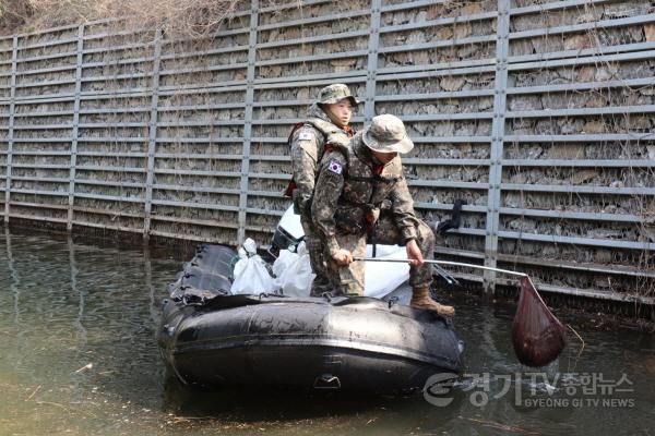 [크기변환]사본 -3-2. 용인시자원봉사센터와 함께 기흥호수 환경정화 활동을 펼친 육군 수도군단 특공연대 장병들의 모습.jpg