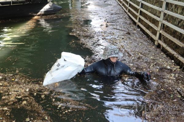 [크기변환]사본 -3-1. 용인시자원봉사센터와 함께 기흥호수 환경정화 활동을 펼친 육군 수도군단 특공연대 장병들의 모습.jpg