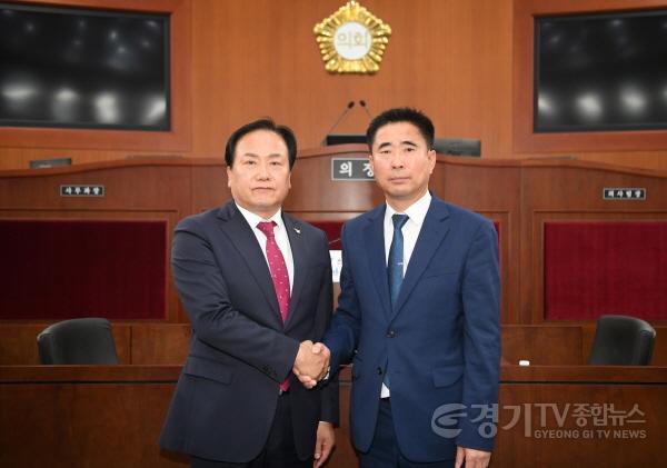[크기변환]사본 -좌)이권재 오산시장 우)성길용 시의회 의장.jpg