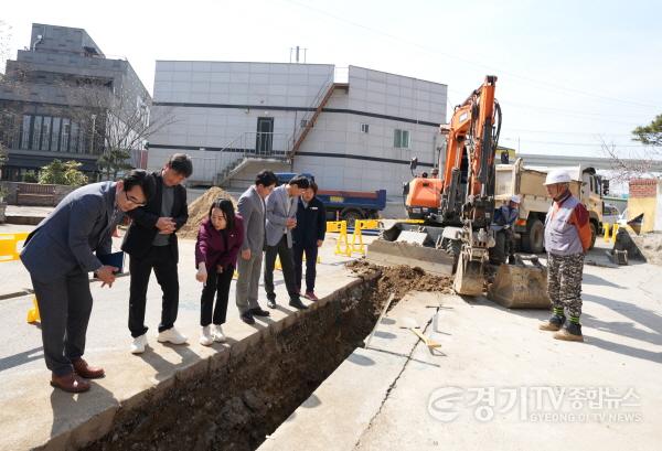 [크기변환]사본 -[사진자료] 하남시의회 도시건설위원회, 3일 감북동 배다리가압장 일원 노후 수도관 교체공사 현장 점검(사진_하남시의회 제공) 2.jpg