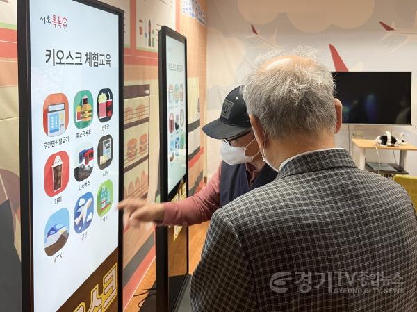 [크기변환]사본 -3-3. 도우미로 활동하는 한 어르신이 키오스크 활용 방법을 설명하고 있는 모습.jpg