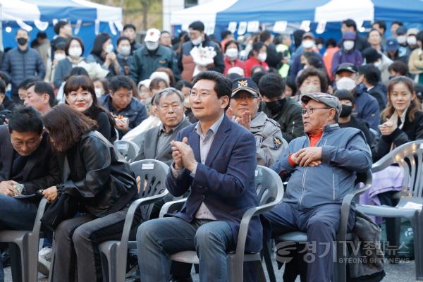 [크기변환]사본 -1-3. 이상일 용인특례시장이 지난 7일 정평천 벚꽃죽체에서 시민들과 공연을 관람하고있다.jpg