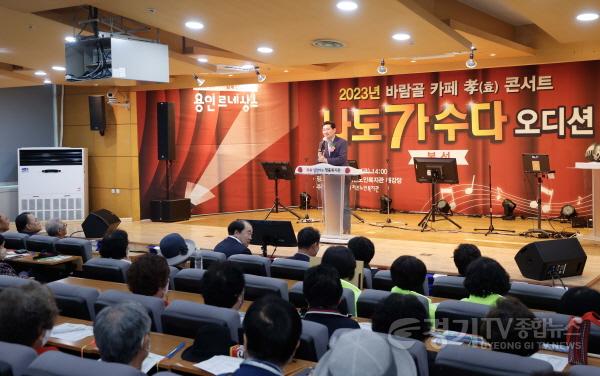 [크기변환]사본 -2-2. 7일 용인시 처인노인복지관 대강당에서 열린 나는 가수다 본선 오디션 무대에서 어르신들에게 인사를 하고 있는 이상일 용인특례시장.jpg