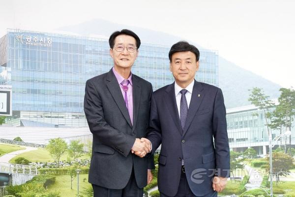 [크기변환]사본 -지속가능발전 지방정부협의회 제6대 협의회장인 박우량 신안군수.jpg