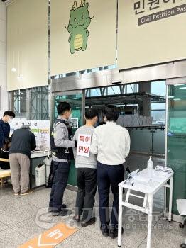 [크기변환]사본 -7. 용인특례시가 민원실 폭언, 폭행 대응을 위한 모의훈련을 진행한 모습 (2).jpg