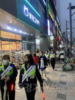 [크기변환]사본 -10-1. 처인구가 용인동부경찰서  청소년지도위원과 함께 진행한 청소년 유해환경 합동단속 모습.jpg