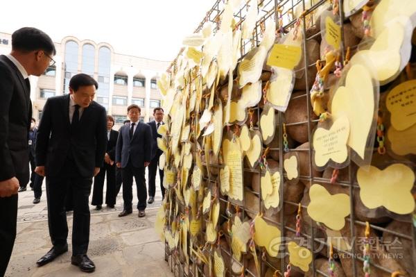[크기변환]사본 -0414 임태희 교육감 “아픔과 그리움을 넘어 내일로 나아가야”(사진 6).jpg