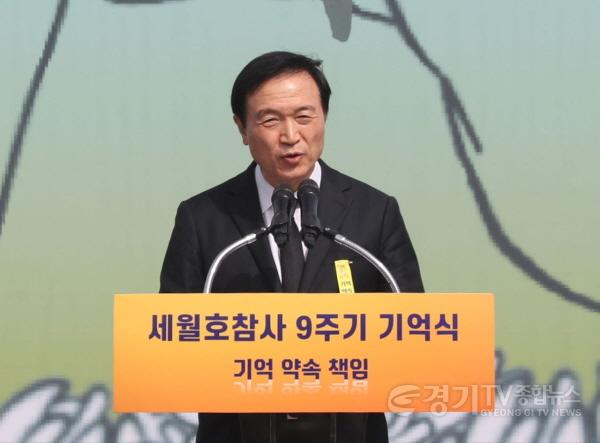 [크기변환]사본 -임태희 교육감 “아픔과 그리움 넘어 새로운 희망 심겠다”(추가사진 2) (1).jpg