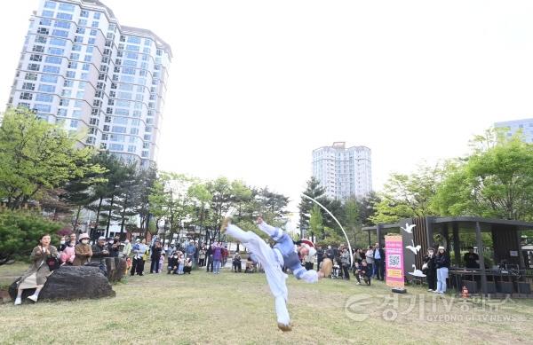 [크기변환]사본 -‘Stage 하남! 버스킹’ 오픈 특별 공연...비오·제이레빗 열창에 3000여명 관객 환호 (2).jpg