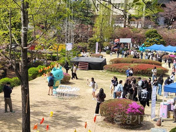 [크기변환]사본 -3-2. 용인특례시가 지역 내 대학을 직접 찾아 청년 정책을 홍보하는 모습.jpg