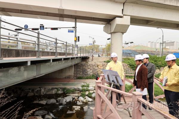 [크기변환]사본 -8-1. 이상일 용인특례시장이 17일 역북동 첫다리교 현장을 방문해 안전상태를 점검했다.jpg