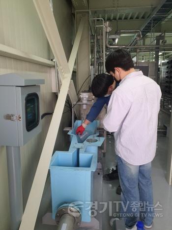 [크기변환]사본 -2-1. 용인특례시의 페수 배출업체 점검 현장 모습.jpg