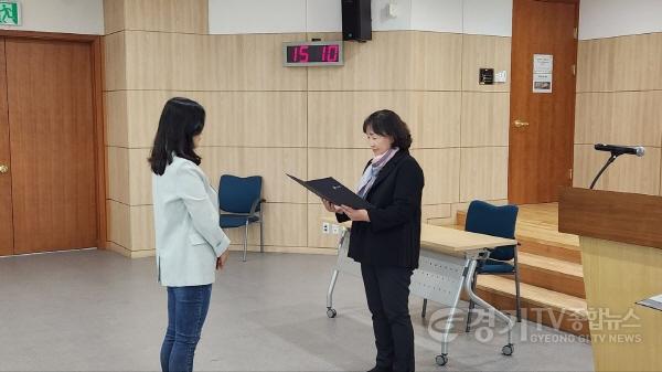 [크기변환]사본 -2. 용인특례시는 지난 14일 시청 비전홀에서 어린이집 부모모니터링단 위촉식을 열고, 위촉장을 전달했다..jpg