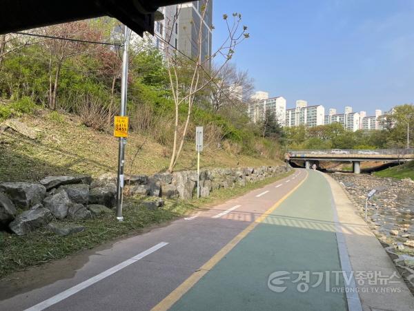 [크기변환]사본 -7. 수지구가 주민 안전을 위해 지역 내 14개 하천 산책로 제초작업을 벌인다 사진은 정평천 산책로 제초 후 모습.jpg