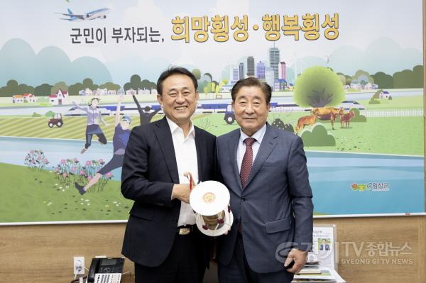 [크기변환]사본 -02- 이충우 여주시장, 강원도 횡성군 농업분야 외국인계절근로자 운영 벤치마킹 (2).jpg