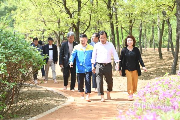 [크기변환]사본 -“맨발 걷기로 건강과 힐링을 함께”...하남시, 시민 의견 반영해 1호 황토 산책길 조성 (1).jpg