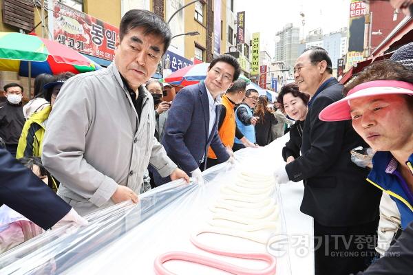 [크기변환]사본 -1-2. 이상일 용인특례시장이 22일 용인중앙시장 봄맞이 축제에서 시민들과 함께 희망 500m 무지개 가래떡 뽑기’ 이벤트에 참여하고 있는 모습..jpg