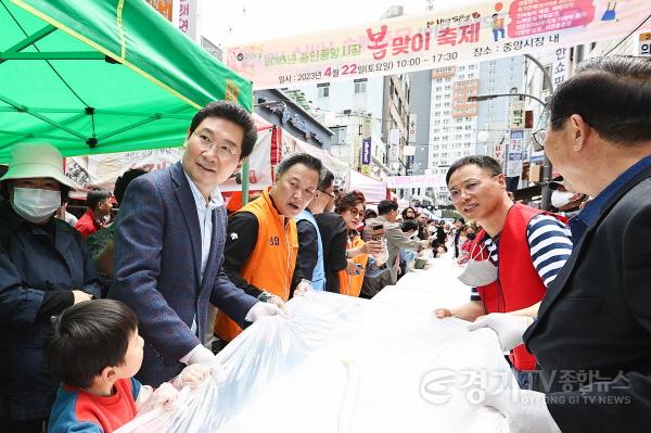 [크기변환]사본 -1-3. 이상일 용인특례시장이 22일 용인중앙시장 봄맞이 축제에서 시민들과 함께 희망 500m 무지개 가래떡 뽑기’ 이벤트에 참여하고 있는 모습..jpg