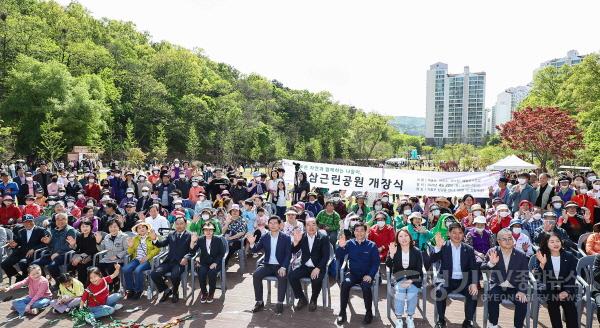 [크기변환]사본 -2-3. 통삼근린공원 개장식에 참석한 시민들과 이상일 용인특례시장을 비롯핸 내빈들이 함께 기념사진을 찍고 있다..jpg