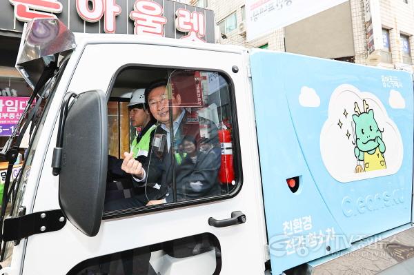 [크기변환]사본 -1-2. 24일 이상일 용인특례시장이 전기노면청소차 시연회에 참석해 시승한 모습.jpg