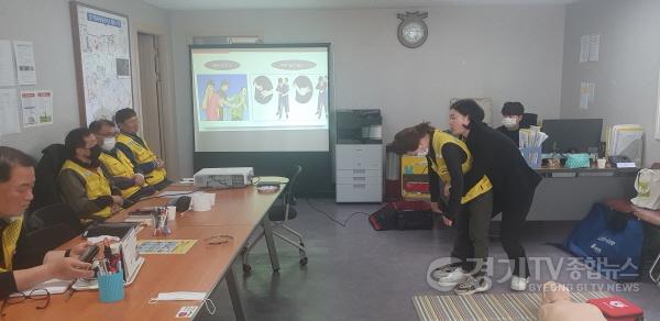 [크기변환]사본 -11-2_세교동_경기행복마을관리소_심폐소생술_하임리히_응급처치_교육_진행.jpg