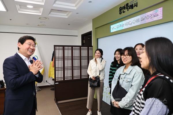 [크기변환]사본 -3. 기흥역세권 학부모들과 중학교 설립에 대해 의견을 나누는 이상일 용인특례시장.jpg