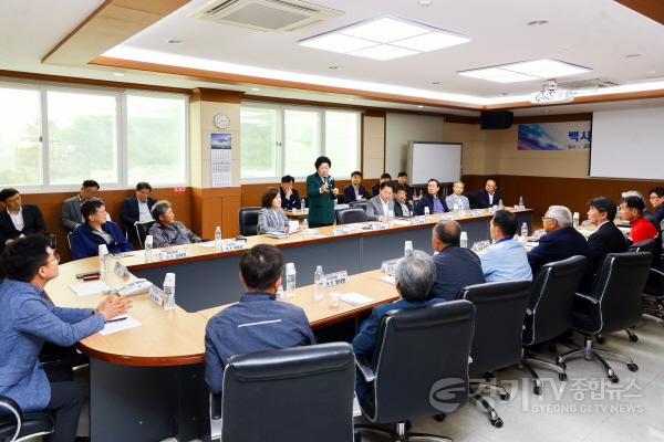[크기변환]사본 -김경희 이천시장이 기업 애로사항을 청취하고 있다 (1).jpg
