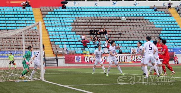 [크기변환]사본 -01- 여주FC, 진주시민축구단 상대로 2대1 승리 거둬 (2).jpg