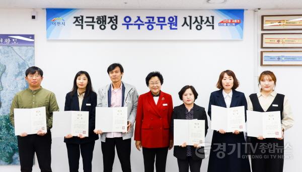 [크기변환]사본 -2022년 하반기 적극행정 우수공무원 시상.jpg