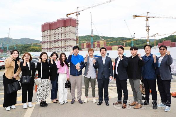 [크기변환]사본 -1-3. 이상일 용인특례시장이 28일 처인구 모현읍 힐스테이트 몬테로이 입주예정자들과 기념촬영을 하고 있다.jpg