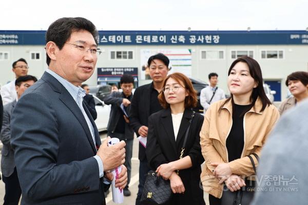 [크기변환]사본 -1-1. 이상일 용인특례시장이 28일 처인구 모현읍 힐스테이트 몬테로이 주택건설 현장을 방문해 입주예정자들과 이야기를 나누고 있다.jpg