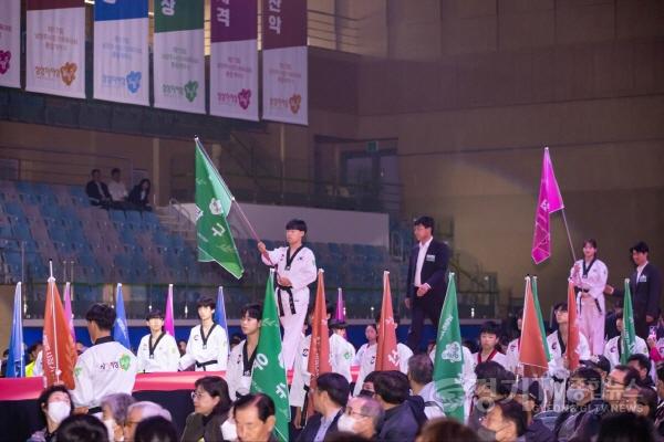 [크기변환]사본 -(사진3)종목별 기수 및 회장 입장.jpg