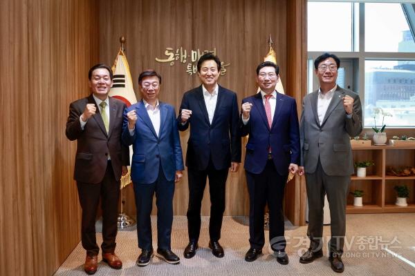 [크기변환]사본 -5-3. 1일 서울지하철 3호선 연장사업 간담회 후 참석자들이 기념촬영을 하고 있다. 왼쪽부터 이재준 수원특례시장, 신상진 성남시장, 오세훈 서울시장, 이상일 용인특례시장, 정명근 화성시장.jpg