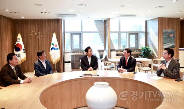 [크기변환]사본 -5-4. 이상일 용인특례시장이 1일 서울시청에서 열린 서울지하철 3호선 연장사업 간담회에서 경기남부 광역철도망 확충의 당위성을 설명하고 있다..jpg