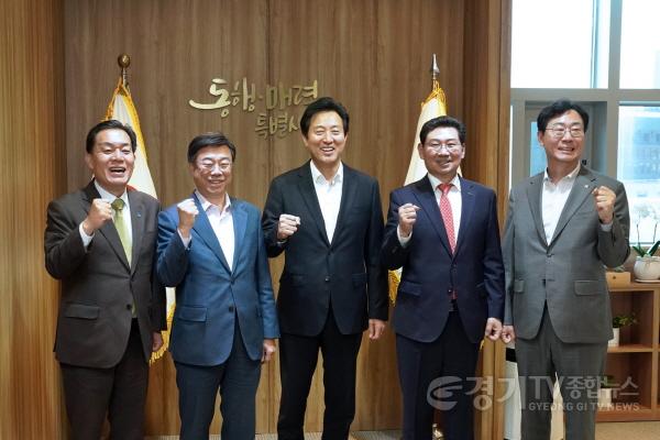 [크기변환]사본 -이재준 수원특례시장, 오세훈 서울시장 만나 서울3호선 연장·경기남부광역철도 공동사업 협조 요청 (1).jpg