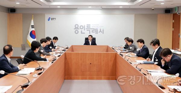 [크기변환]사본 -4-2. 이상일 용인특례시장은 1일 시청 영상회의실에서 간부공무원 회의를 주재했다..jpg