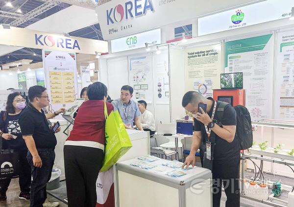 [크기변환]사본 -1-3. 지난달 24~28일 싱가포르에서 열린 2023 싱가포르 국제 식품 박람회 용인특례시관에 방문객의 발길이 이어지고 있다.jpg