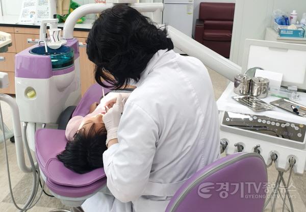 [크기변환]사본 -4-2. 지난해 초등학생 치과 주치의 사업을 통해 관내 지정 치과에서 치과 검진을 받고 있는 한 초등학생의 모습.jpg