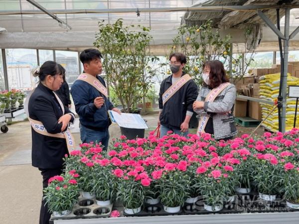 [크기변환]사본 -5. 화훼농가를 찾아 원산지 표시 여부를 점검하는 모습 (1).jpg