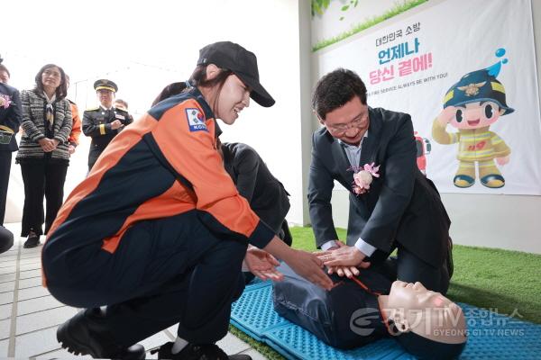 [크기변환]사본 -11-2. 2일 열린 성복119안전센터 개청식에서 CPR 체험을 하고 있는 이상일 용인특례시장.jpg