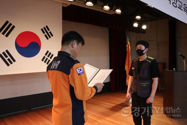 [크기변환]사본 -119+신고+유공자+표창받는+정우상씨3.jpg