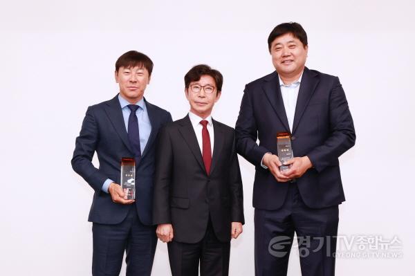 [크기변환]사본 -11-1. 용인시장학재단 구자범 이사장(가운데)과 홍보대사로 위촉된 신태용 인도네시아 축구팀 감독(왼쪽)과 양준혁 양준혁야구재단 이사장(오른쪽).jpg