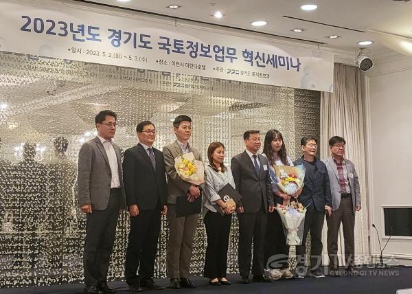 [크기변환]사본 -1. 용인특례시가 경기도의 2023년 국토정보업무 혁신 세미나에서 연구과제 1위를 달성, 최우수상을 수상했다.(우측세번째 처인구 이서연주무관).jpg