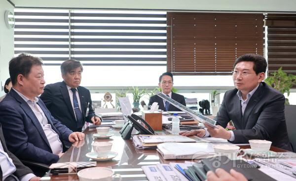 [크기변환]사본 -11-2. 이상일 용인특례시장(오른쪽)이 용인교육지원청 관계자들과 이야기를 나누고 있다.jpg