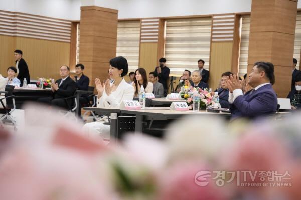 [크기변환]사본 -0512 경기도교육청, 제42회 스승의 날 맞아 교원 1,385명 훈·포장 및 표창 전수(사진 4).jpg